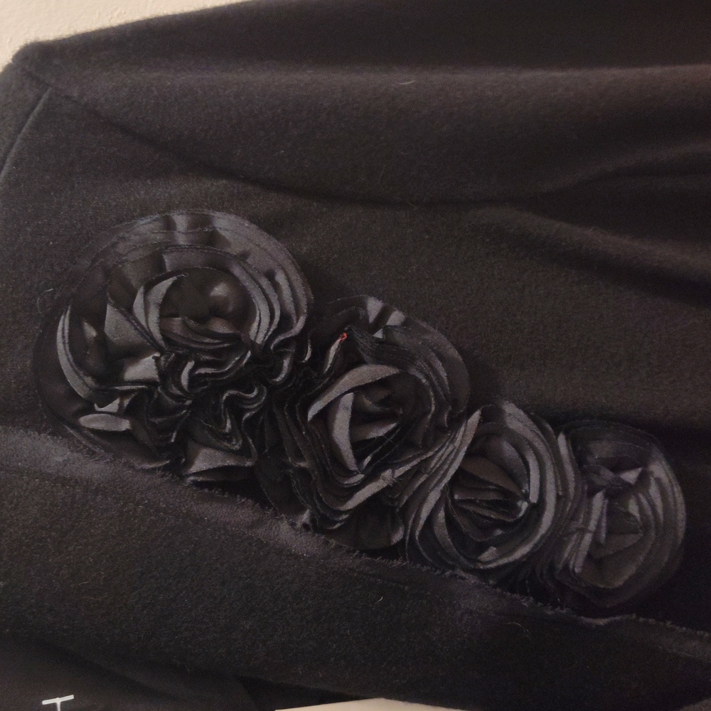 Blazer, fitter, wool flannel, with rosette embellishment at shoulder. Never worn - Picture 3 of 8